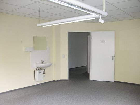 **Bürofläche oder Arztpraxis** hell & freundlich, barrierefreier Zugang, 5 Räume mit Behinderten-WC